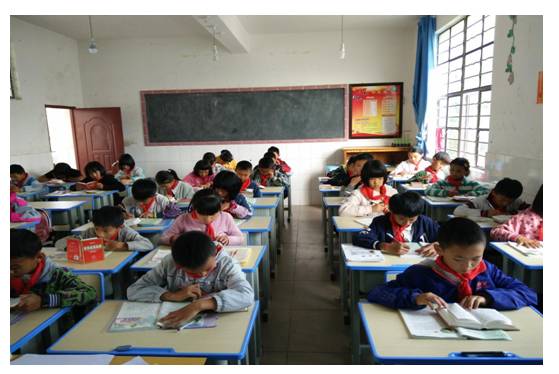 崭新课桌椅 温暖学子心.jpg 崭新课桌椅 温暖学子心.jpg