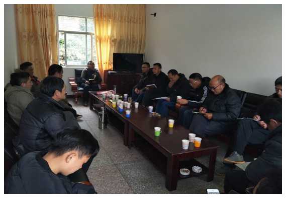 县政协领导调研新平县万头生猪规模化.jpg