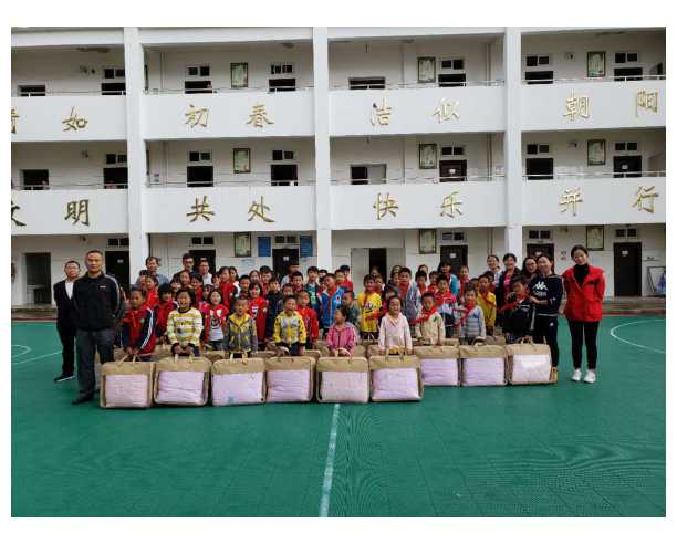 县财政局到平掌小学开展关爱留守儿童慰问.jpg