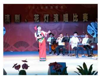 新平县文化馆参加2018年玉溪市滇剧花灯演唱.jpg