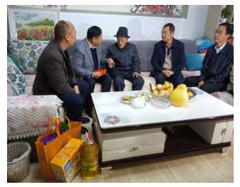 市领导走访慰问我县高龄困难老人演示文稿1.jpg
