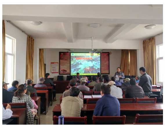 建兴乡精准扶贫重楼种植培训让贫困户有了.jpg