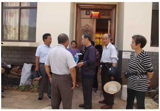 离退休干部党员考察 感受发展感悟人生.jpg