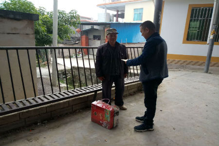 镇领导走访慰问困难群众.jpg 镇领导走访慰问困难群众.jpg