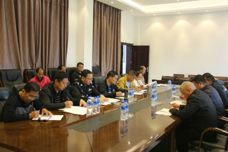 召开座谈会.jpg 召开座谈会.jpg