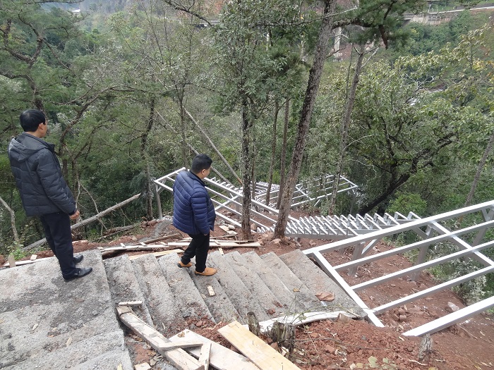 建设中旅游栈道.JPG