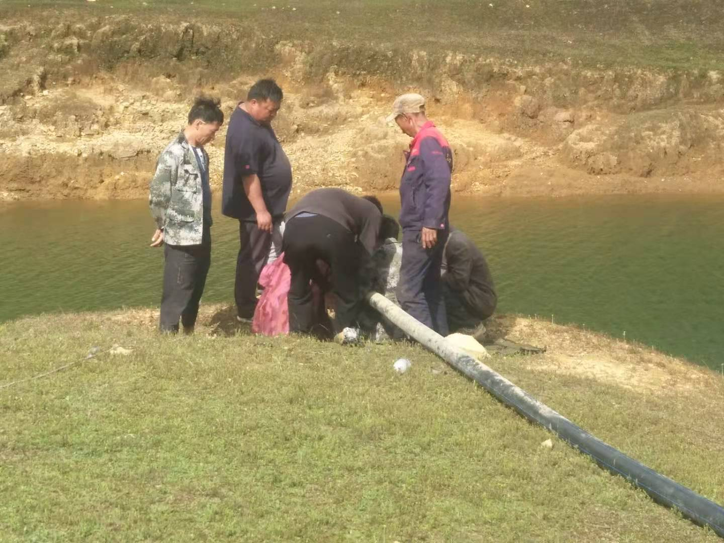 建兴：抢修破裂管道  保障村民灌溉用水1.png