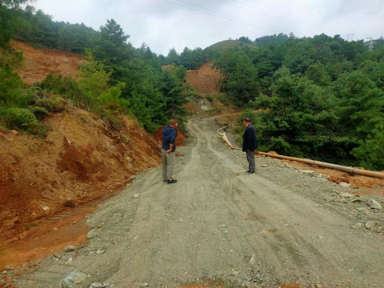 我为群众办实事丨建兴：传承帽盒山红色基因 老党员自费修道路2.png