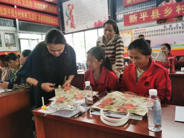 新平县民族图书馆举办2023年残疾人健康知识暨手绘手作文创及茶艺花艺培训(图2)