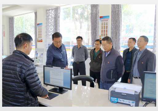 李永忠书记到县政务服务管理局调研.jpg 李永忠书记到县政务服务管理局调研.jpg