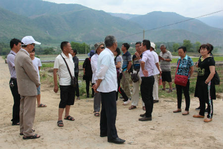参观曼勒苦瓜种植基地.jpg