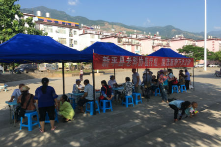 义诊下乡进漠沙.jpg