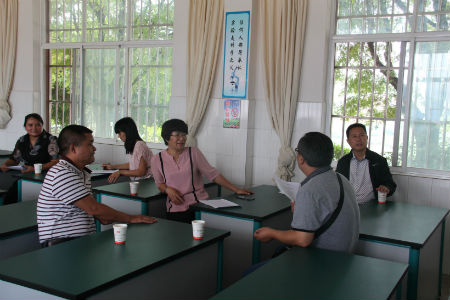 进行座谈交流.jpg 进行座谈交流.jpg