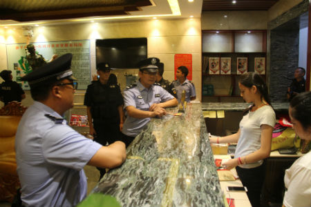 对宾馆进行相关检查.jpg