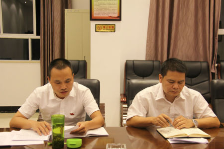 党委班子成员逐一对照检查.jpg 党委班子成员逐一对照检查.jpg