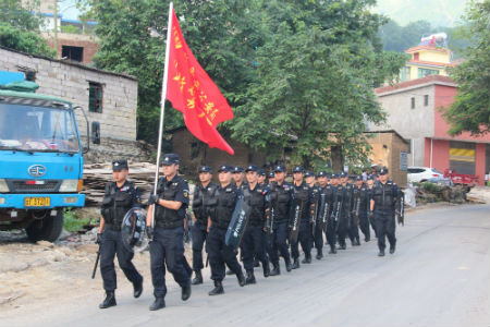 新平县公安局巡特警大队到漠沙镇拉动演练.jpg 新平县公安局巡特警大队到漠沙镇拉动演练.jpg