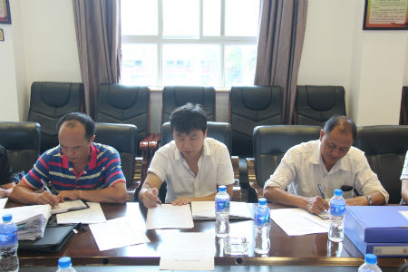 扶贫办同志进行痕迹材料收集管理讲解.jpg