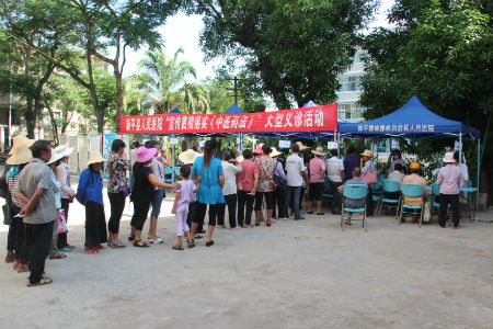 县人民医院到漠沙镇开展大型义诊活动.jpg 县人民医院到漠沙镇开展大型义诊活动.jpg