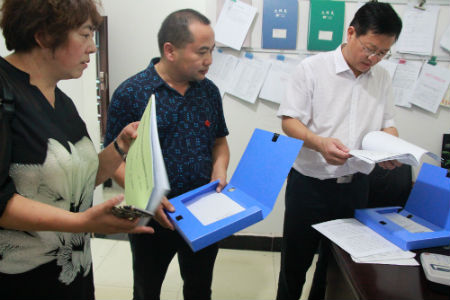 陈世雄到漠沙镇指导脱贫攻坚监督执纪问责工作.jpg