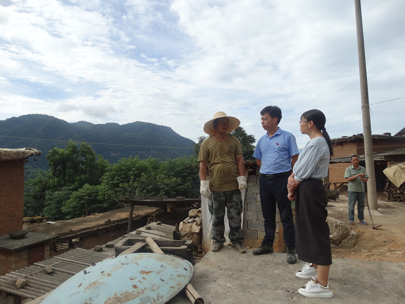 基层党建及C、D级危房改造双推进  助力脱贫攻坚 (2)_副本.jpg