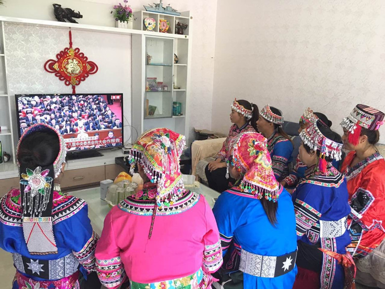 女能人协会观看十九大1_副本.jpg 女能人协会观看十九大1_副本.jpg