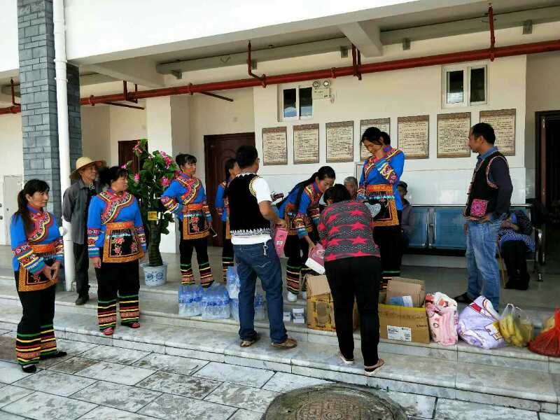 山歌协会送东西.jpg