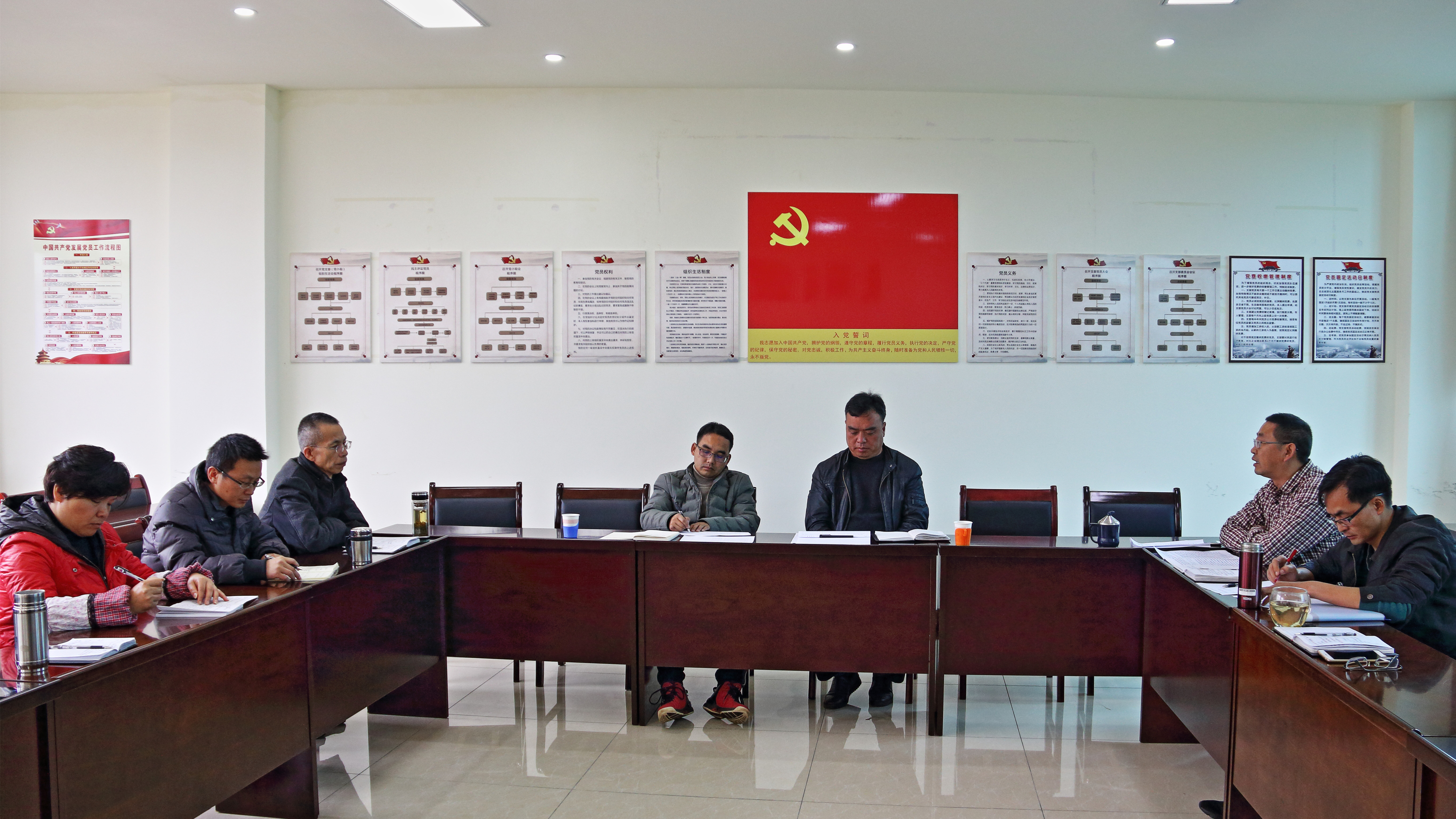 图为考核组成员听取汇报.JPG