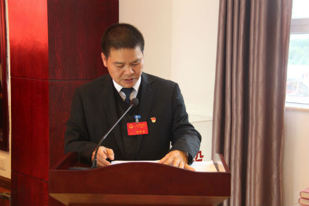 镇长向大会作工作政府报告.jpg 镇长向大会作工作政府报告.jpg