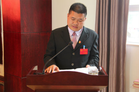 镇人大主席向大会作镇人大工作报告.jpg 镇人大主席向大会作镇人大工作报告.jpg