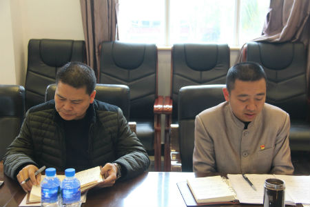 镇党委书记作讲话.jpg 镇党委书记作讲话.jpg