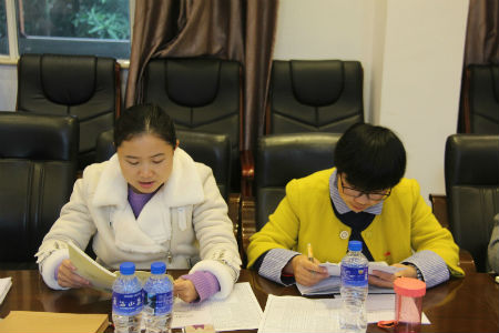 理论学习中心组成员围绕学习主题作发言.jpg 理论学习中心组成员围绕学习主题作发言.jpg