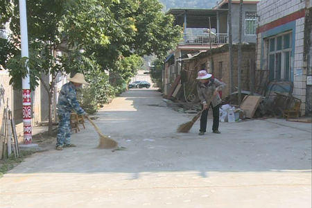 打扫村庄道路.jpg 打扫村庄道路.jpg