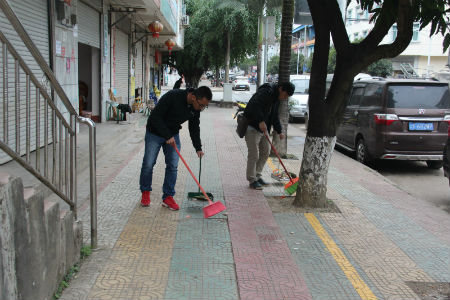 清理街道上的垃圾.jpg