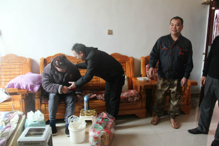 慰问困难党员.jpg 慰问困难党员.jpg