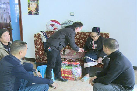 慰问残疾人.jpg 慰问残疾人.jpg