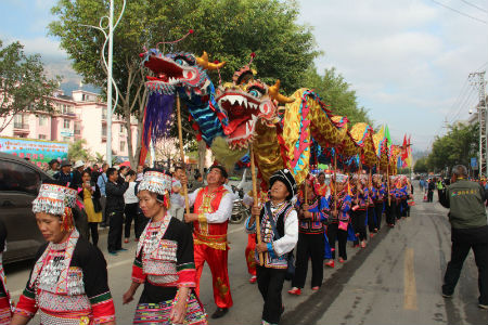 舞龙队.jpg 舞龙队.jpg