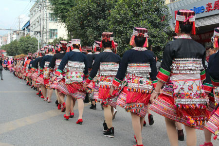 腰缠“彩虹”的小卜少.jpg 腰缠“彩虹”的小卜少.jpg