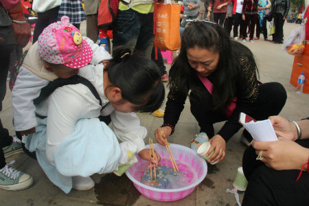 夹玻珠比赛.jpg 夹玻珠比赛.jpg