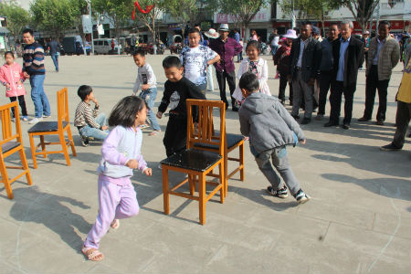 抢板凳.jpg 抢板凳.jpg