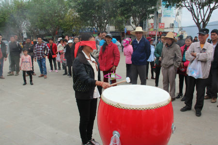 盲人敲鼓.jpg 盲人敲鼓.jpg