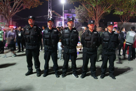 花街节期间执勤的巡特警.jpg 花街节期间执勤的巡特警.jpg