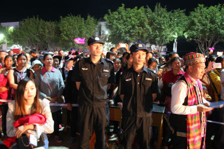 晚会现场维护秩序的民警.jpg 晚会现场维护秩序的民警.jpg