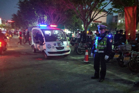 维持交通秩序的交警.jpg 维持交通秩序的交警.jpg