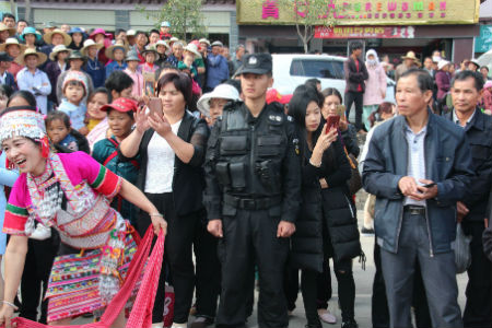 现场执勤的巡特警.jpg 现场执勤的巡特警.jpg