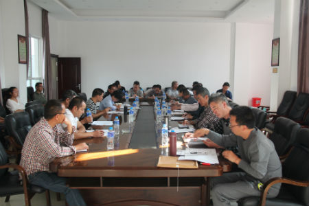 召开座谈会.jpg