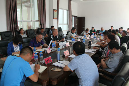 召开座谈会.jpg 召开座谈会.jpg