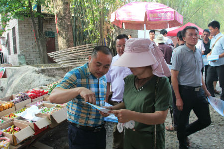 现场进行讲解.jpg 现场进行讲解.jpg