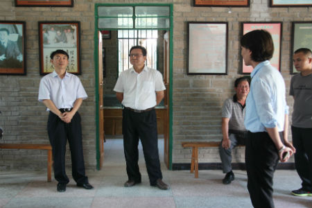 视察组到南薅聂耳母亲故居视察.jpg