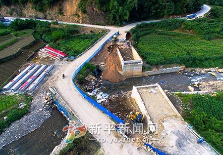 者竜乡竹箐河新桥加紧施工1