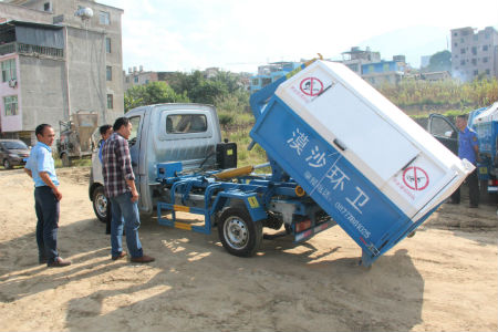 发放垃圾车.jpg 发放垃圾车.jpg